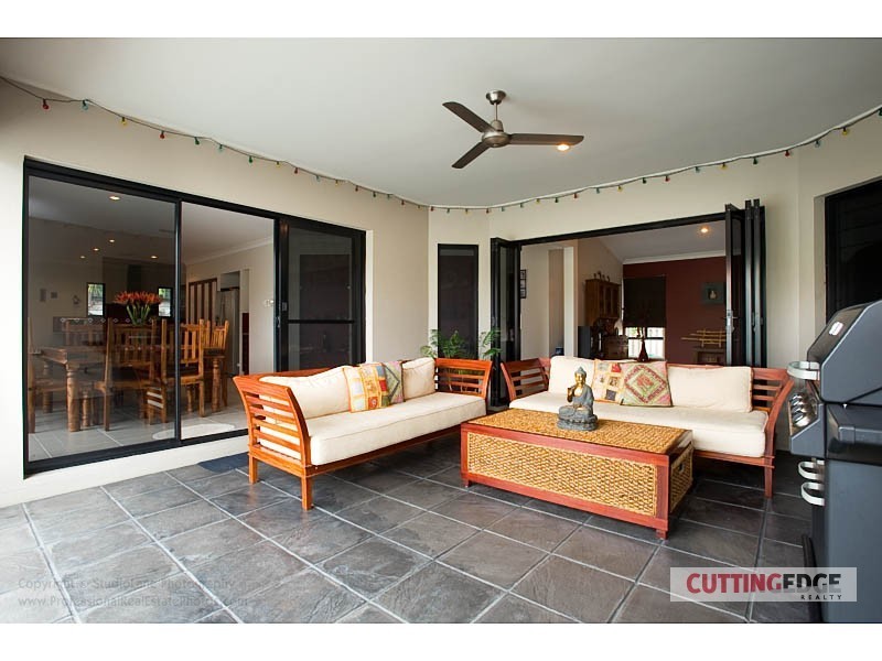 8 Kanangra Cres, Pacific Pines QLD 4211