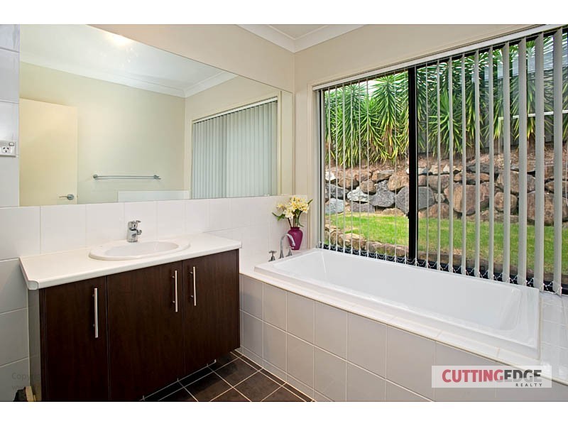 8 Kanangra Cres, Pacific Pines QLD 4211