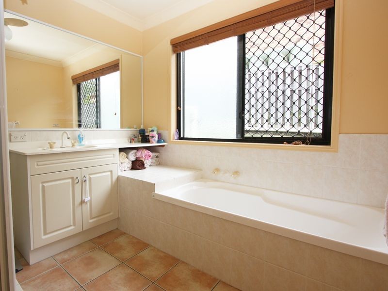 10 Amanu Crescent, Pacific Pines QLD 4211