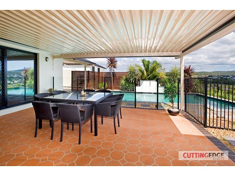 18 SALVADO DR, Pacific Pines QLD 4211
