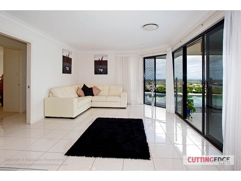 10 Wunburra Circle, Pacific Pines QLD 4211