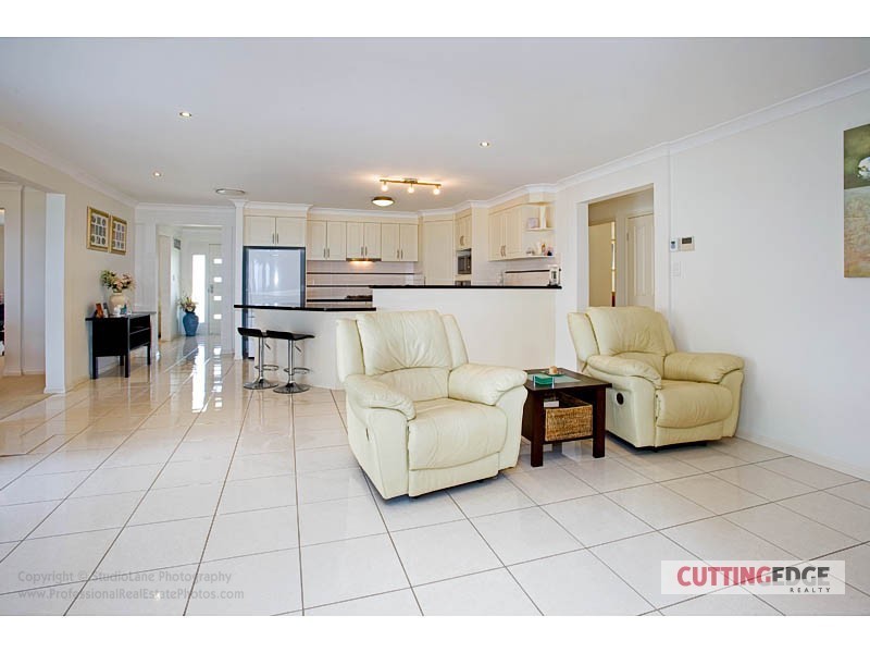 10 Wunburra Circle, Pacific Pines QLD 4211