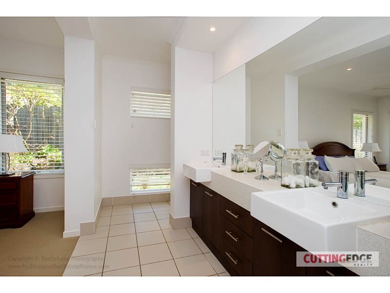 16 PATHFINDER RD, Coomera Waters QLD 4209