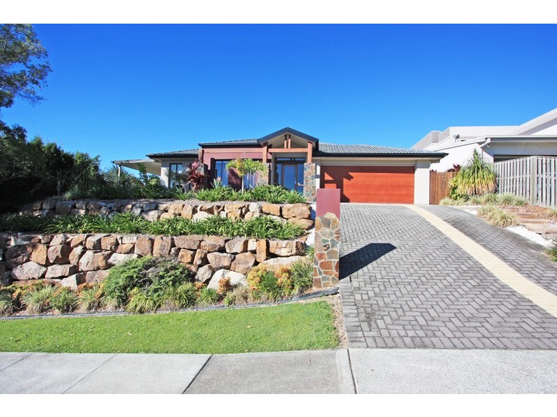 2 BEERWAH ST, Pacific Pines QLD 4211