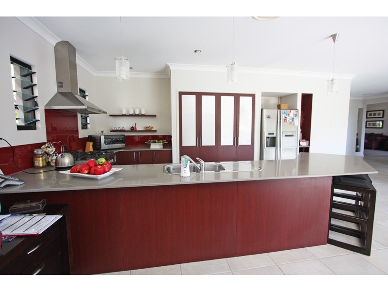 2 BEERWAH ST, Pacific Pines QLD 4211