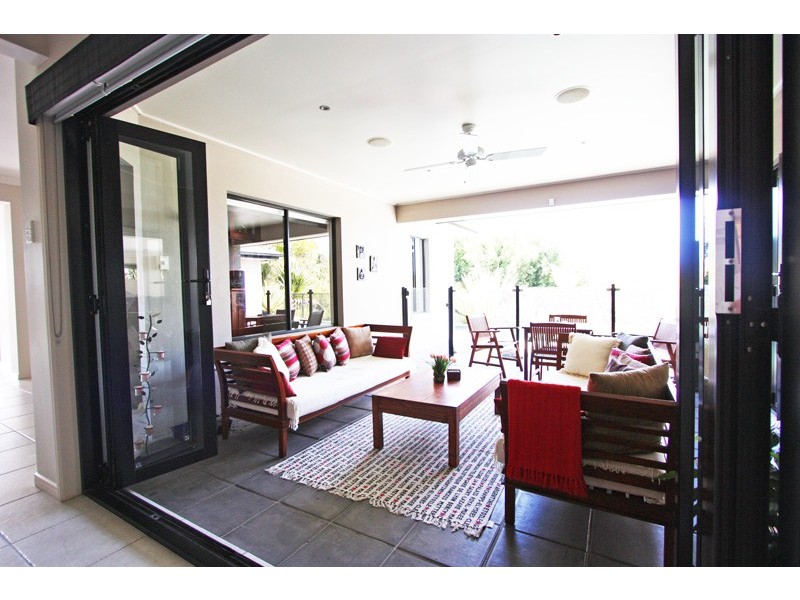 2 BEERWAH ST, Pacific Pines QLD 4211