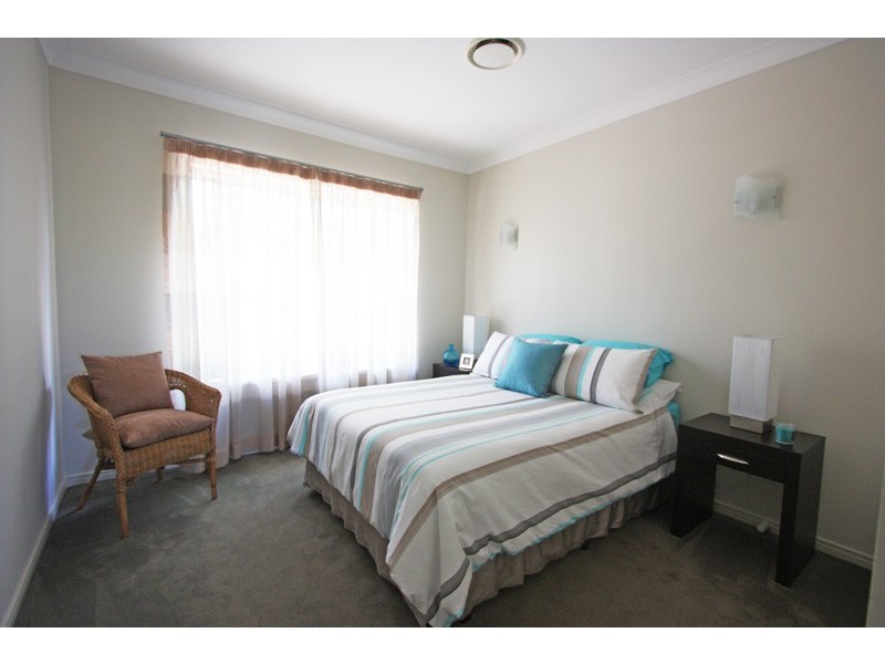2 BEERWAH ST, Pacific Pines QLD 4211
