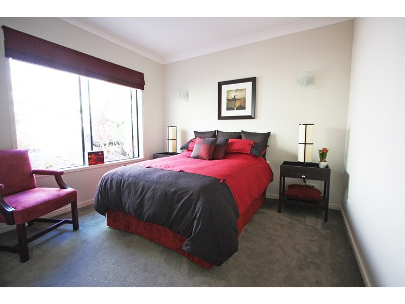 2 BEERWAH ST, Pacific Pines QLD 4211