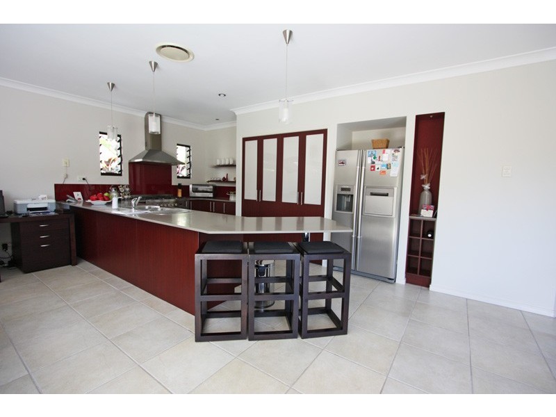 2 BEERWAH ST, Pacific Pines QLD 4211