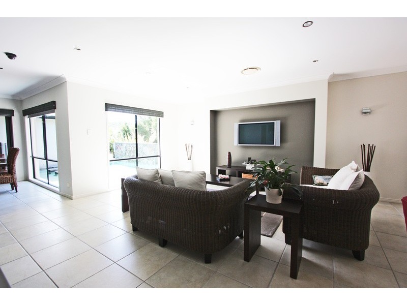 2 BEERWAH ST, Pacific Pines QLD 4211