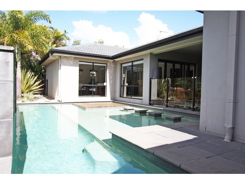 2 BEERWAH ST, Pacific Pines QLD 4211