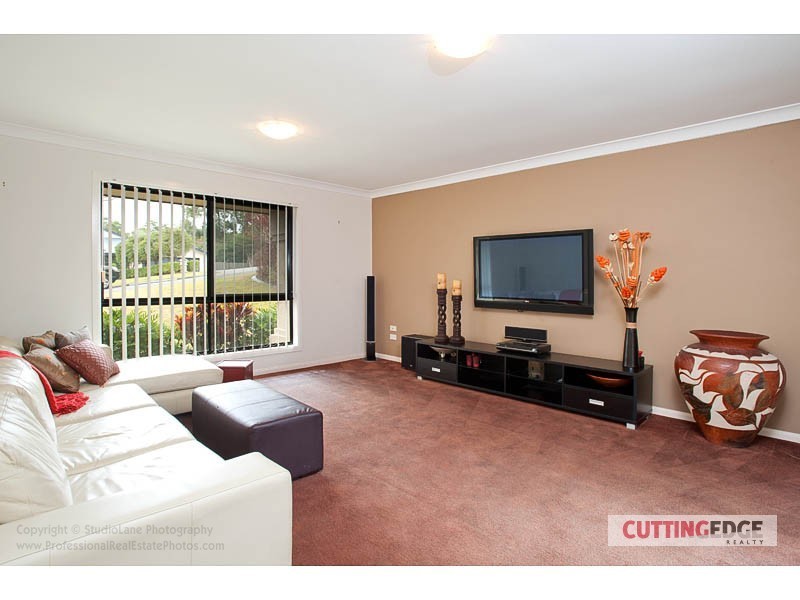 18 Huxley St, Pacific Pines QLD 4211