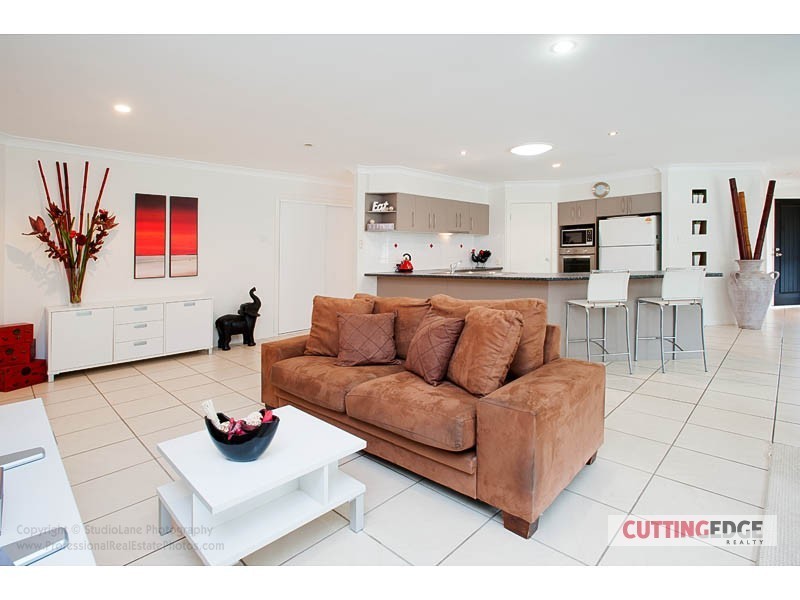 18 Huxley St, Pacific Pines QLD 4211