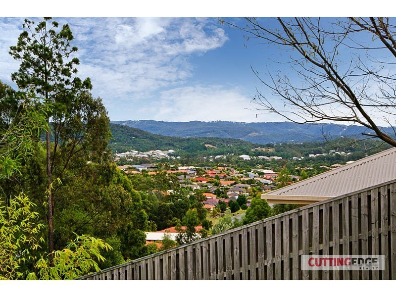 18 Huxley St, Pacific Pines QLD 4211