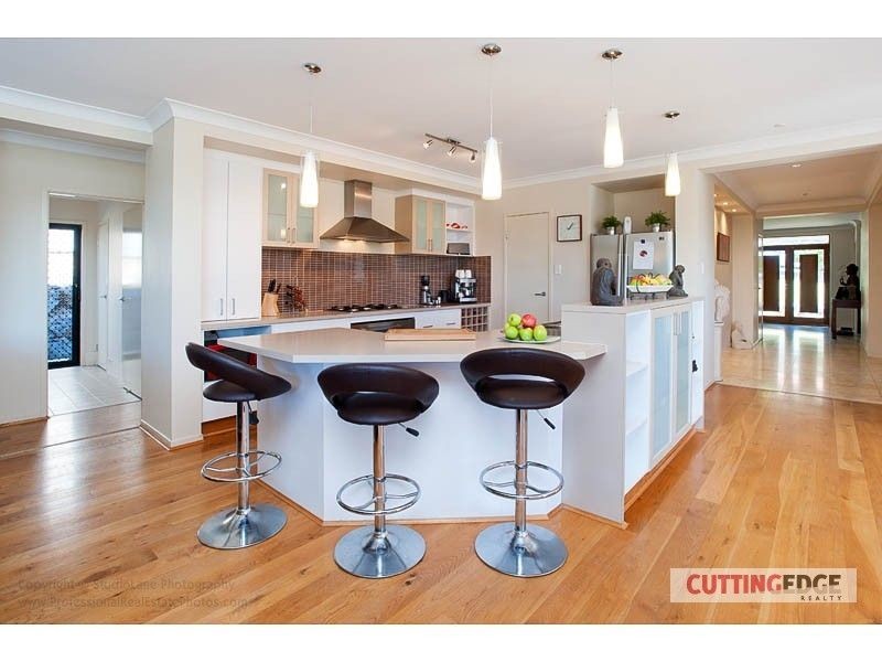 6 Soward Court, Pacific Pines QLD 4211