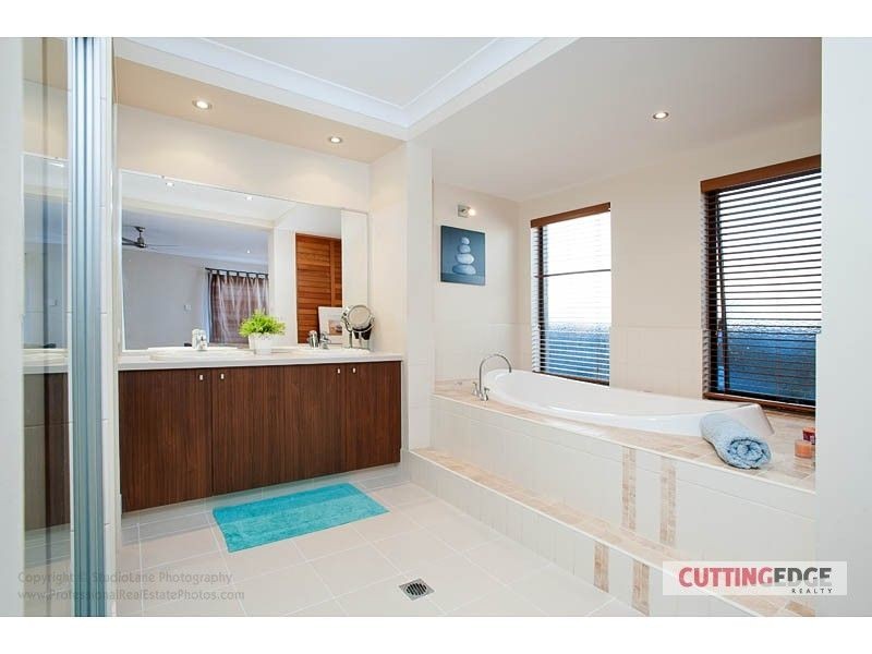 6 Soward Court, Pacific Pines QLD 4211