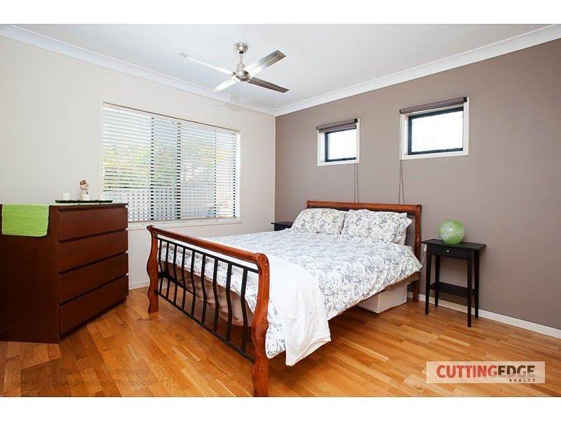 6 Soward Court, Pacific Pines QLD 4211