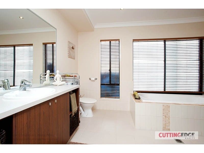 6 Soward Court, Pacific Pines QLD 4211