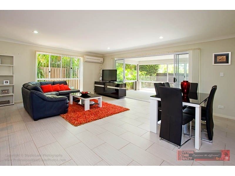8 Twynam Mews, Pacific Pines QLD 4211