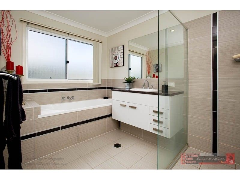 8 Twynam Mews, Pacific Pines QLD 4211