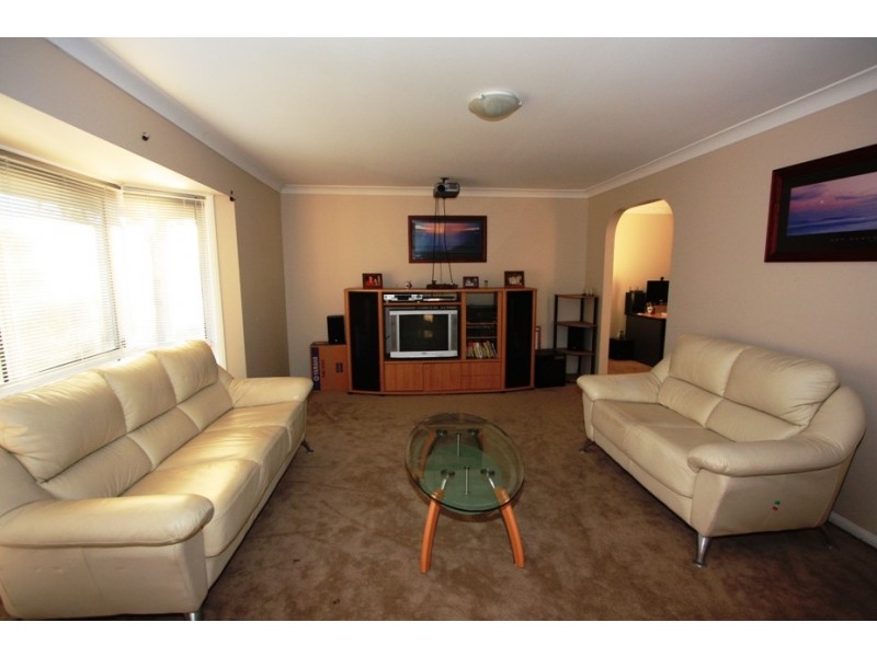 4 CLUBHOUSE DR, Arundel QLD 4214