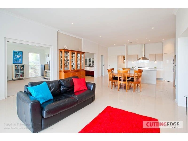 7 Laughlen Chase, Pacific Pines QLD 4211
