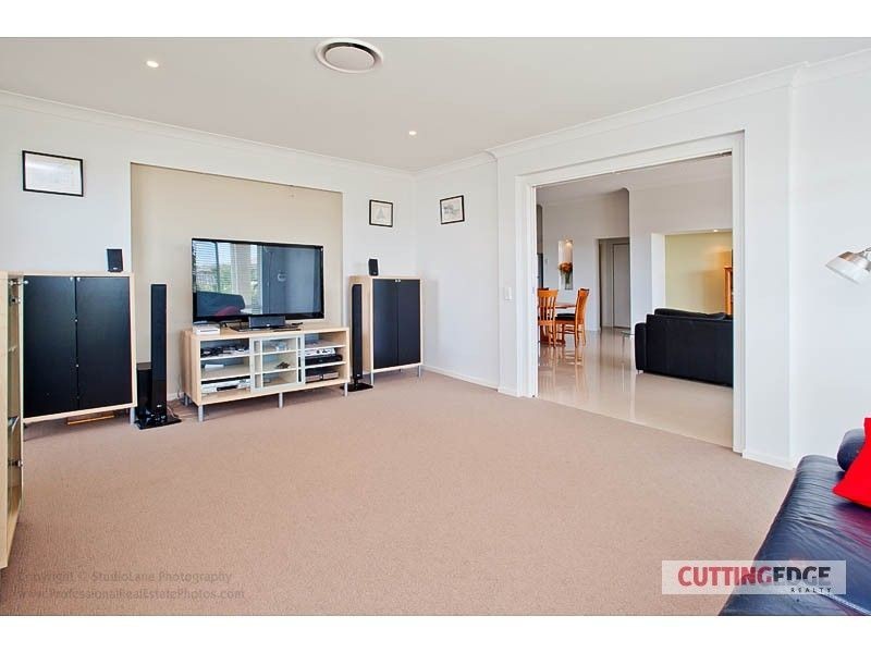 7 Laughlen Chase, Pacific Pines QLD 4211