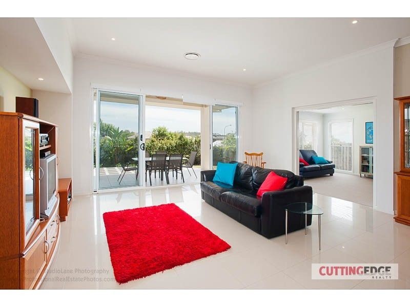 7 Laughlen Chase, Pacific Pines QLD 4211