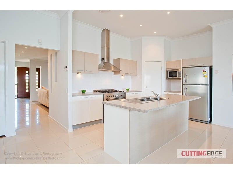 7 Laughlen Chase, Pacific Pines QLD 4211