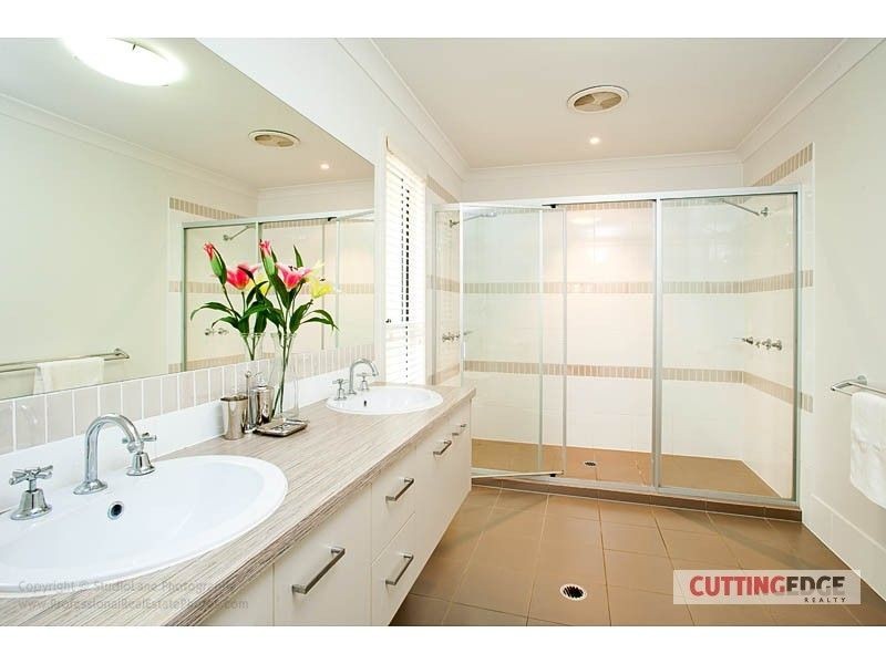 7 Laughlen Chase, Pacific Pines QLD 4211