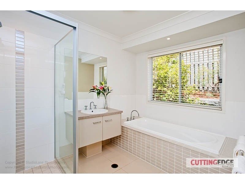 7 Laughlen Chase, Pacific Pines QLD 4211