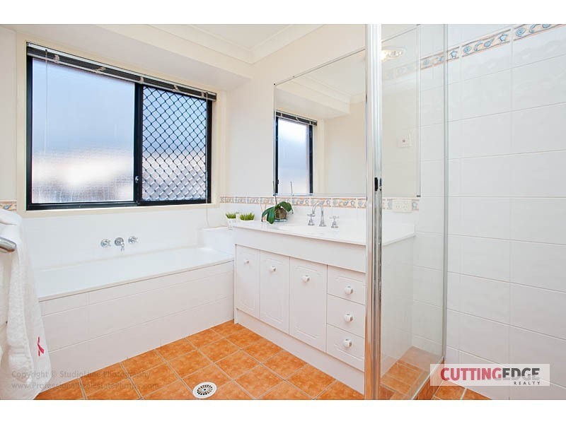 1 Makemo Street, Pacific Pines QLD 4211