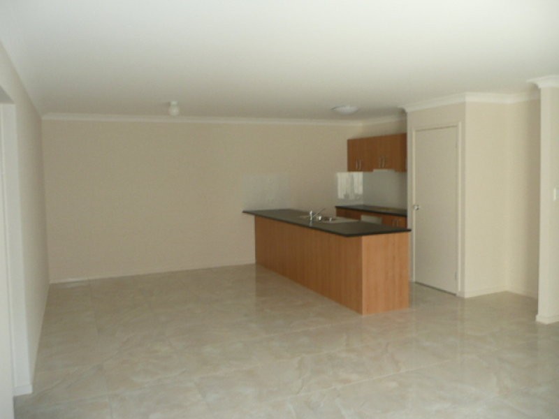 8 Gascoyne St, Pacific Pines QLD 4211