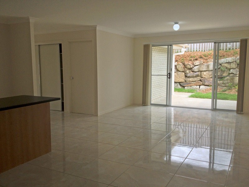 8 Gascoyne St, Pacific Pines QLD 4211