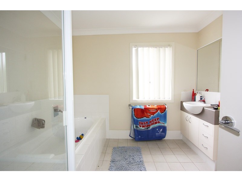 1 Ridgewood Ct, Pacific Pines QLD 4211