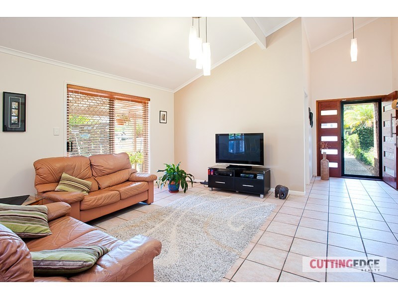 9 Phoenix Street, Pacific Pines QLD 4211