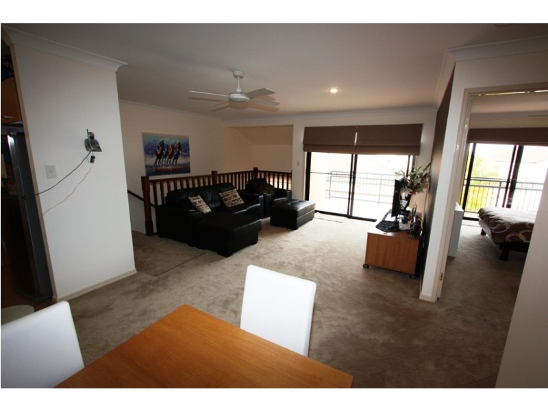 4/60 ANCONA ST, Carrara QLD 4211