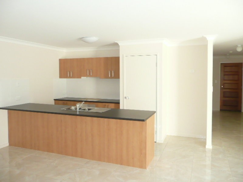 4 Castlereagh St, Pacific Pines QLD 4211