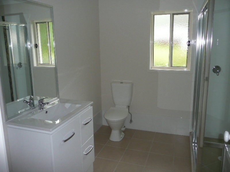 4 Castlereagh St, Pacific Pines QLD 4211