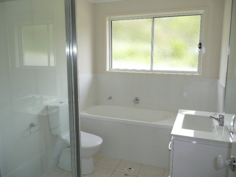 4 Castlereagh St, Pacific Pines QLD 4211