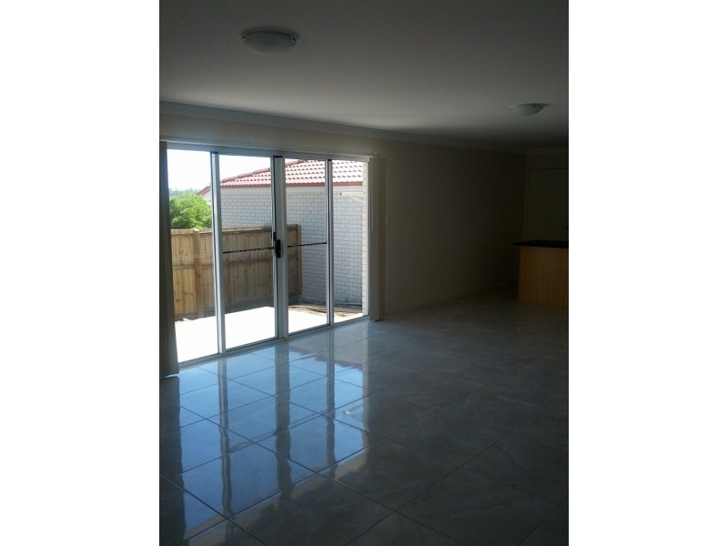 4 Castlereagh St, Pacific Pines QLD 4211