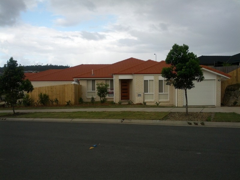 4 Castlereagh St, Pacific Pines QLD 4211