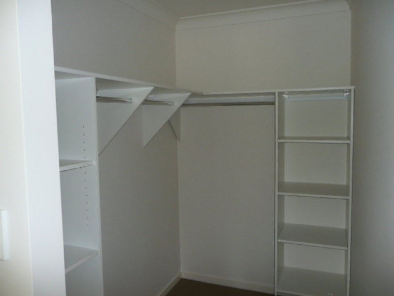 4 Castlereagh St, Pacific Pines QLD 4211