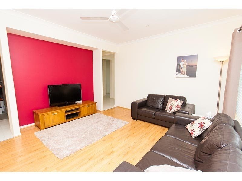 19 Barradeen Cct, Pacific Pines QLD 4211