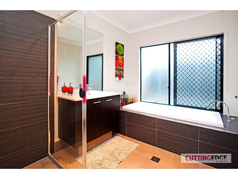 15 KABI Place, Pacific Pines QLD 4211