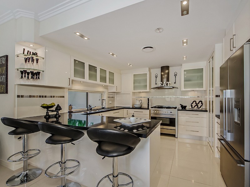 1 Zenith Cres, Pacific Pines QLD 4211