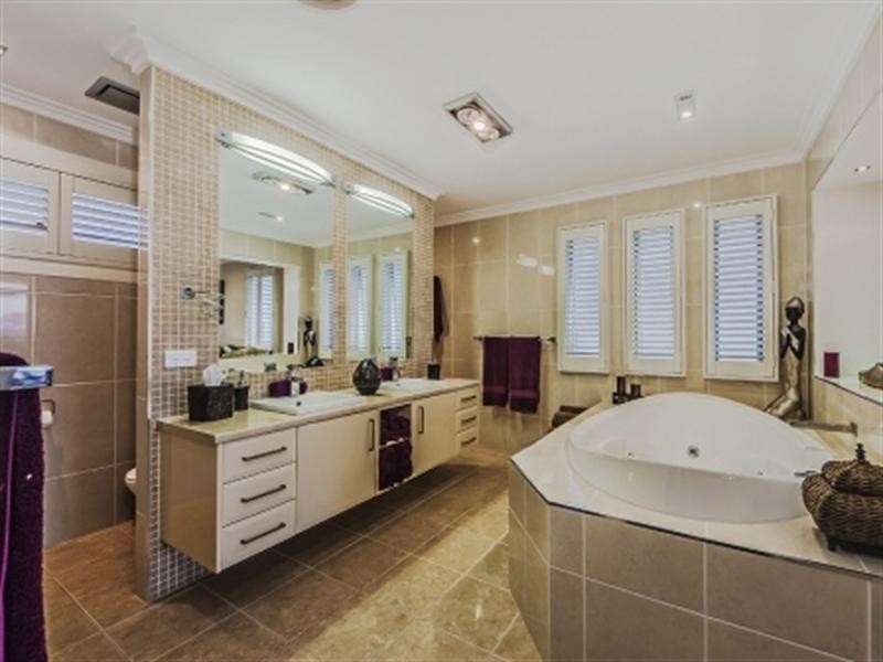 1 Zenith Cres, Pacific Pines QLD 4211