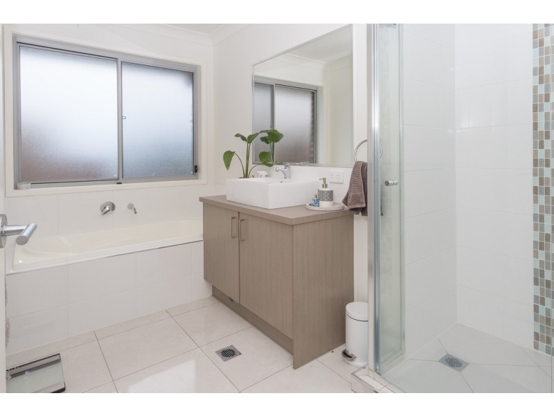 33 Village Circuit, Eimeo QLD 4740