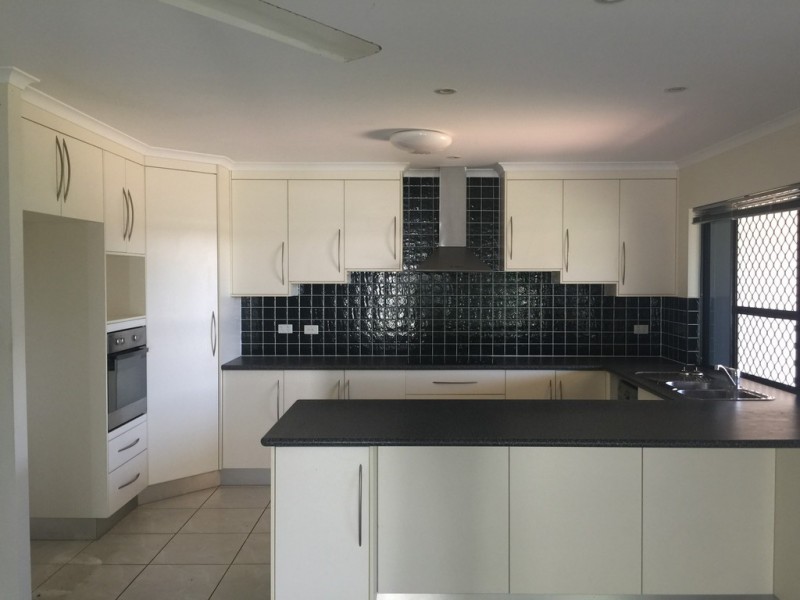 2 Mark Crescent, Glenella QLD 4740