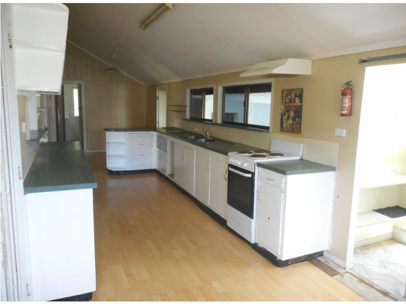 6 Drew Street, Finch Hatton QLD 4756